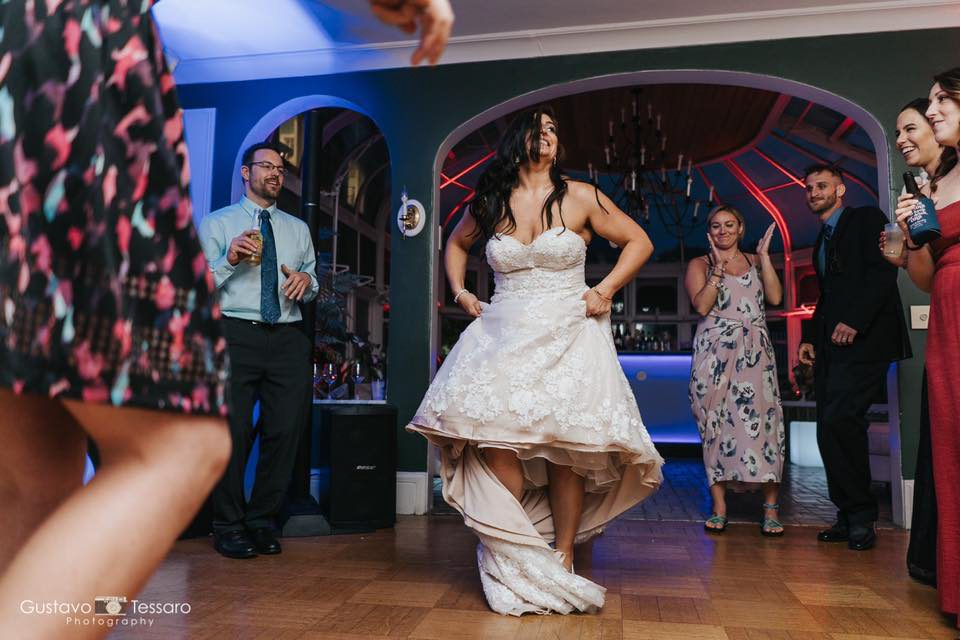 Tarrywile Lovers Celebrate tarrywile-hikers-dance-in-drawing-room